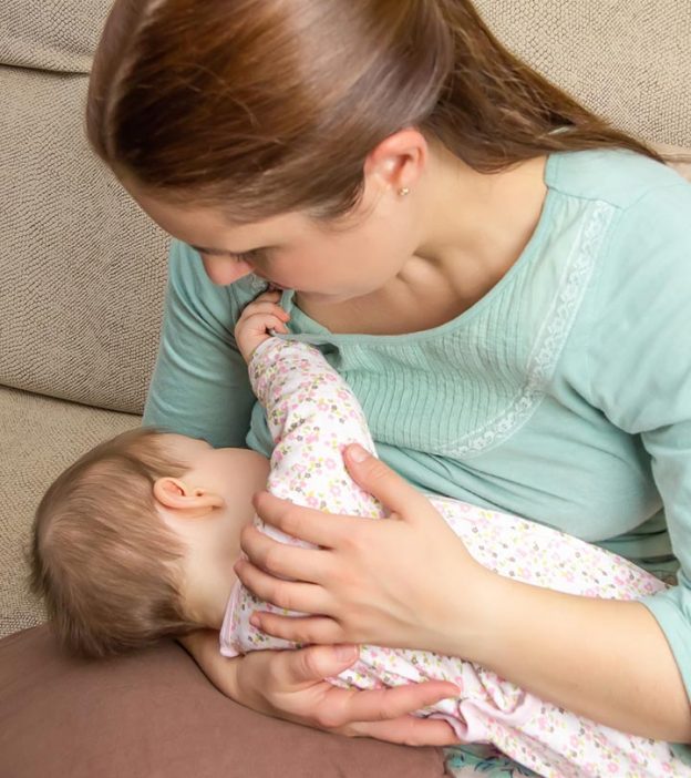 baby behavior while breastfeeding