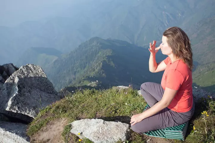 Nadi-Shodhan-pranayama-(Alternate-Nostril-Breathing)---8