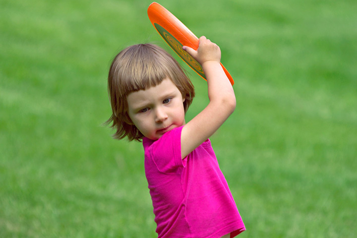 Catching the frisbee and outdoor games for toddlers