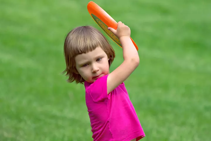 Catching the frisbee and outdoor games for toddlers
