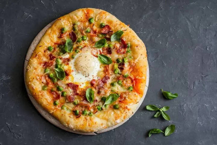 Egg breakfast pizza