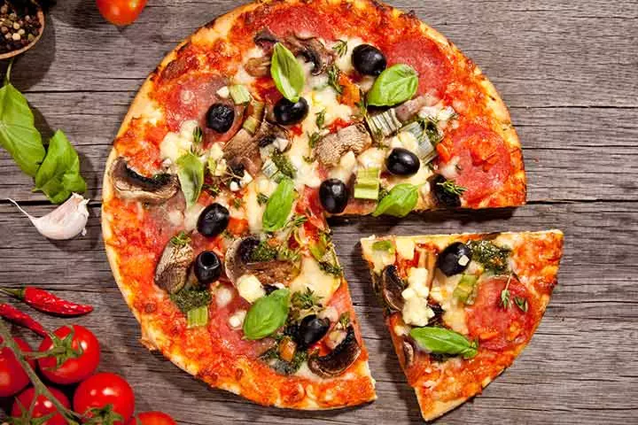 Olive and basil pizza, safe pizza during pregnancy