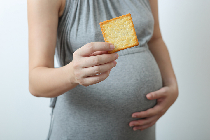 Whole grain crackers are a healthy snack choice during pregnancy