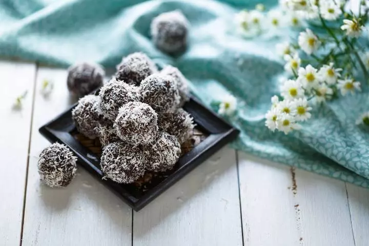 Coconut And Dates Balls