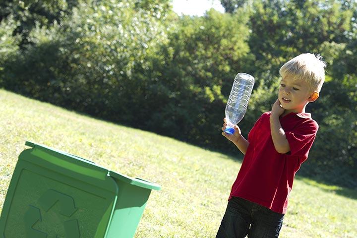 Ne pas jeter les lieux publics, les habitudes que les parents devraient enseigner à leurs enfants