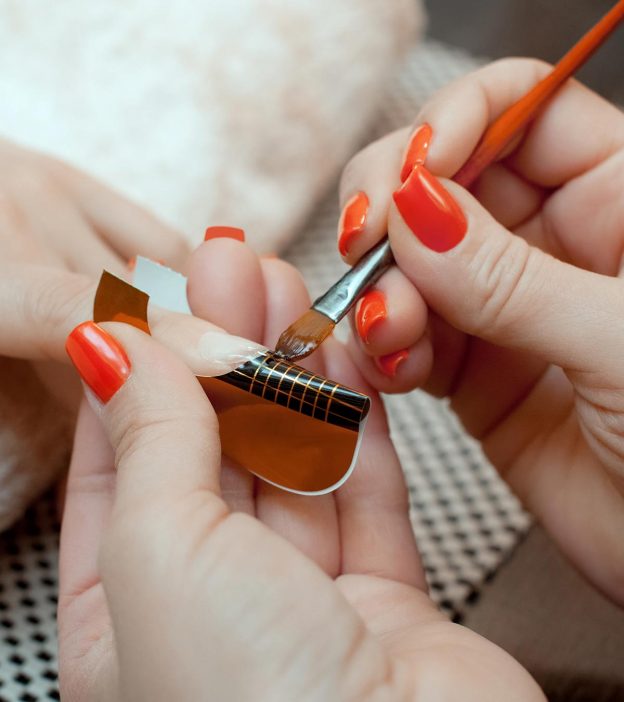Amazon.com: Hkanlre White Press on Nails Medium Gradient Fake Nails Acrylic  False Nails Glossy Full Cover Nails for Women and Girls 24PCS : Beauty &  Personal Care