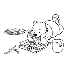 Winnie the pooh loves coloring page
