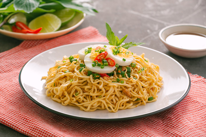 Add vegetables and eggs to make noodles healthier.