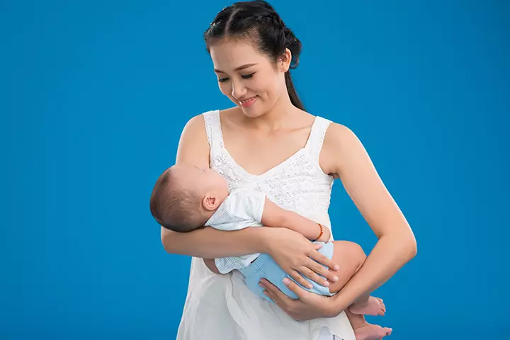 How to hold a baby in cradle hold position