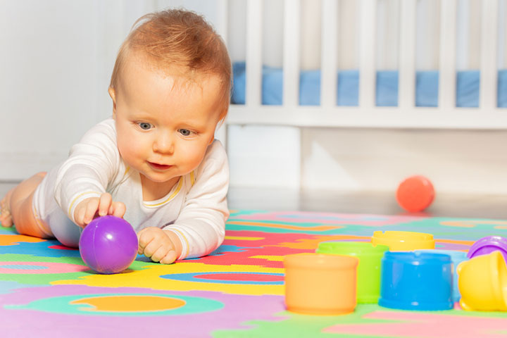 6-month-old baby can extend their arms to grab objects