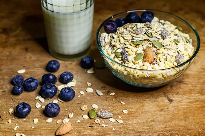 Blueberry muffin cereal is a healthy breakfast for babies