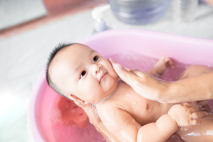 Giving cool baths to babies helps reduce itching