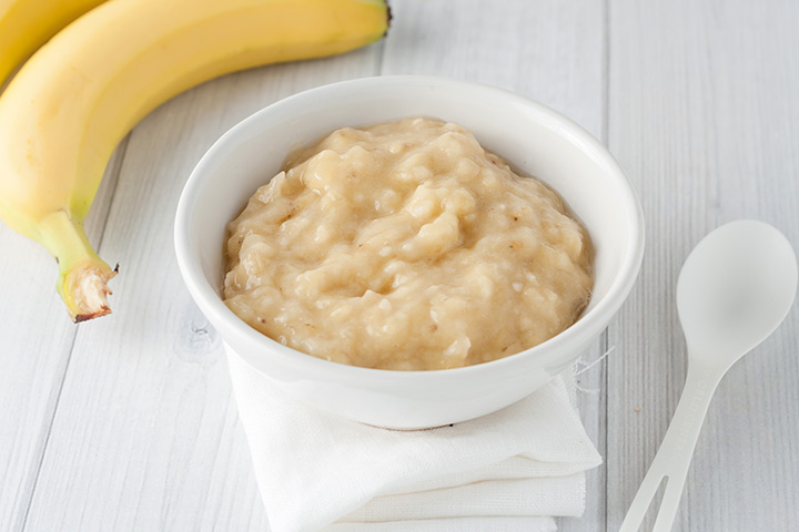 Mashed oatmeal and bananas as breakfast foods for babies