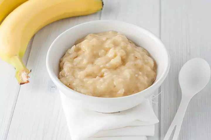 Mashed oatmeal and bananas as breakfast foods for babies