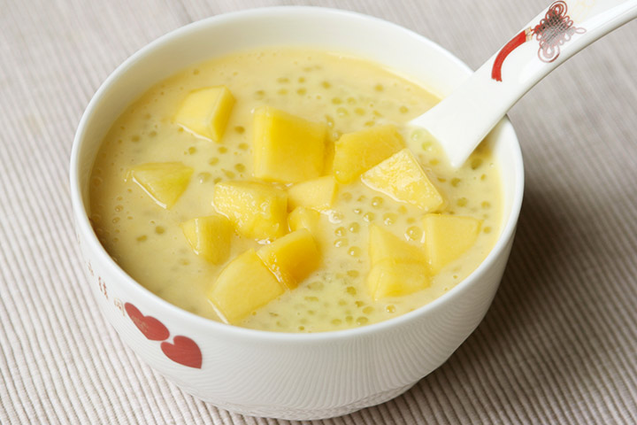 Sabudana (sago pearls) fruit porridge as breakfast foods for babies