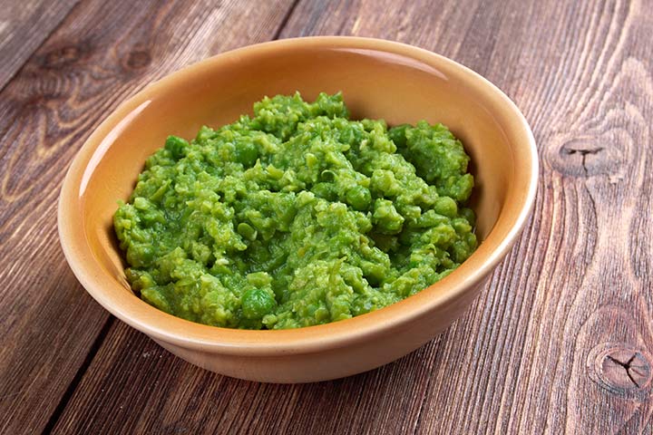 Mashed banana and spinach for babies