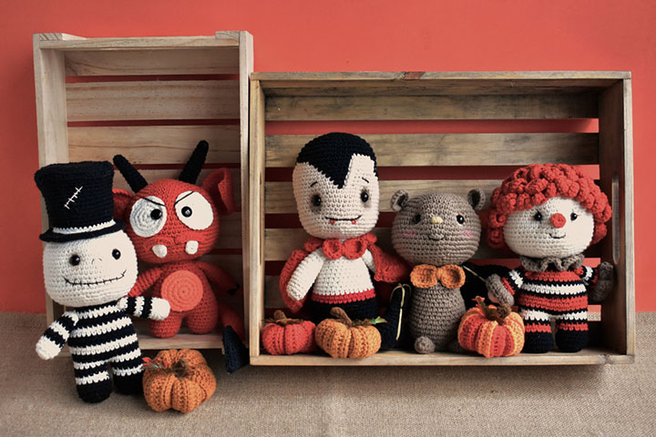 Cute and scary halloween wool dolls.