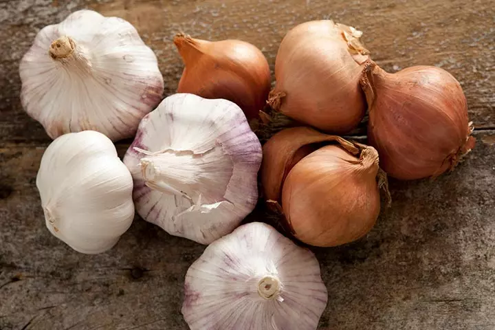 Garlic and onions may help to relieve symptoms of bronchitis.