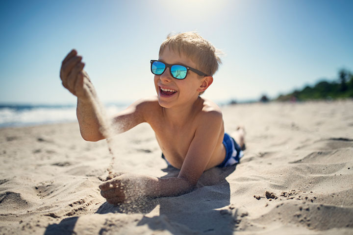 Let children wear sunglasses to protect their eyes from dust.