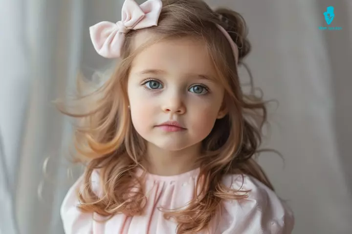 Side-Parting with bow and hairband, toddler girl haircut