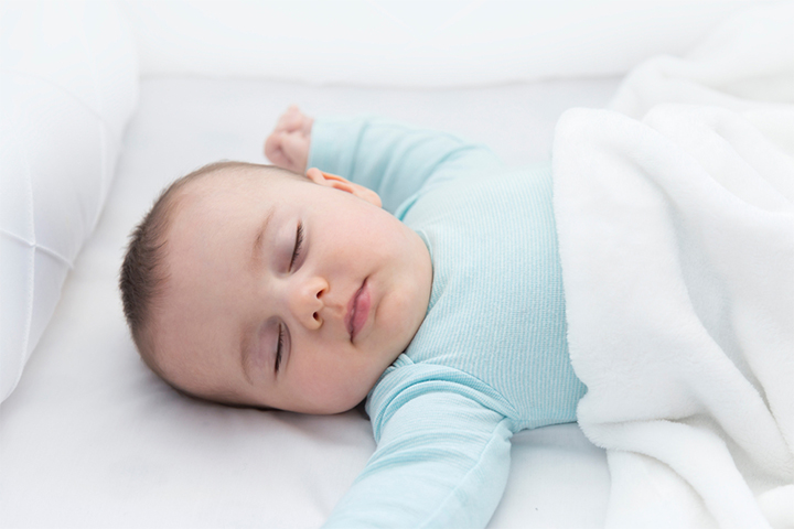 Cover the baby in comfortable layers for sleep in winter