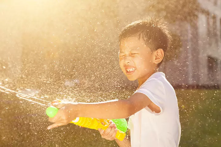 Blindfold maze, water game for kids