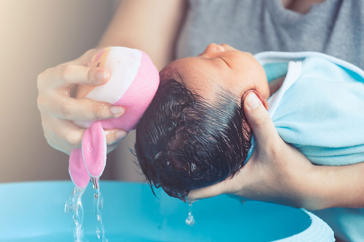 Give a sponge bath to your baby in the initial days
