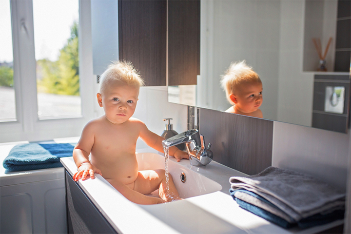 Many toddlers love to watch themselves in a mirror while getting a bath. 