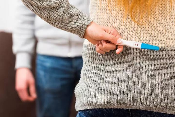 Propose with test strip to tell your husband that you are pregnant