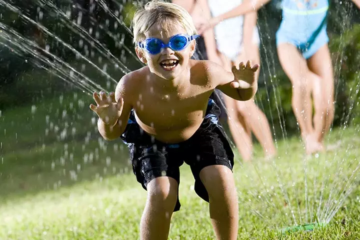 Red light green light with sprinkler, water game for kids