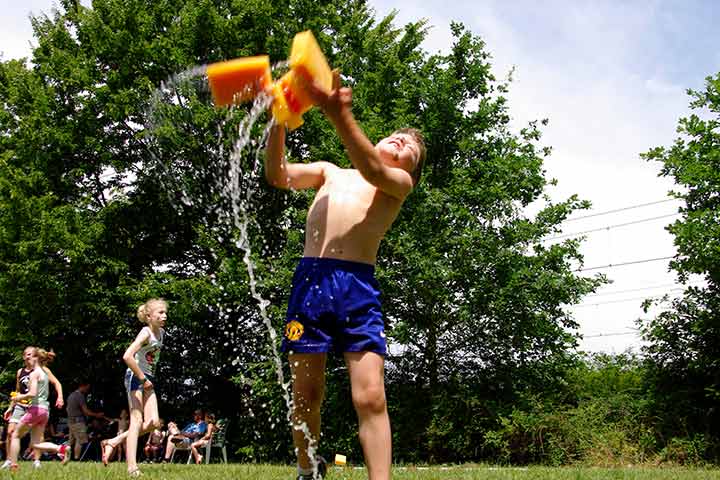 Sponge toss, water game for kids