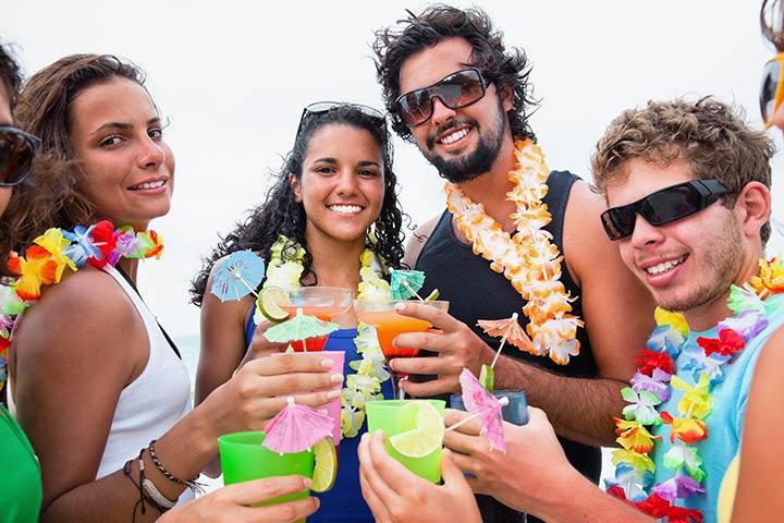 Un luau o fiesta de cumpleaños hawaiana