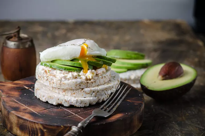 Rice cakes with egg and avocado healthy breakfast ideas for teens