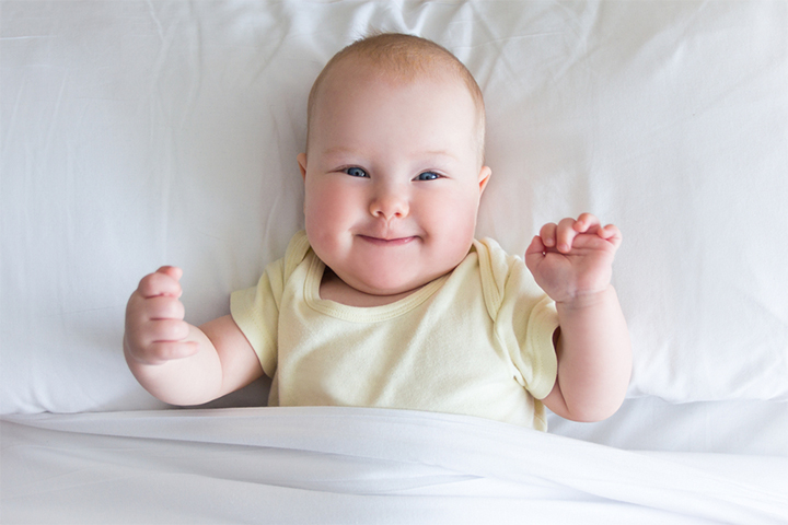 婴儿也可能在入睡或醒来时微笑。