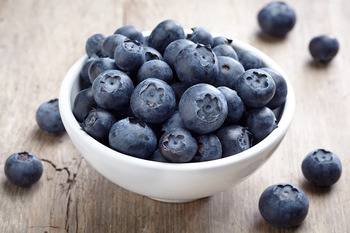 Eating blueberries while breastfeeding