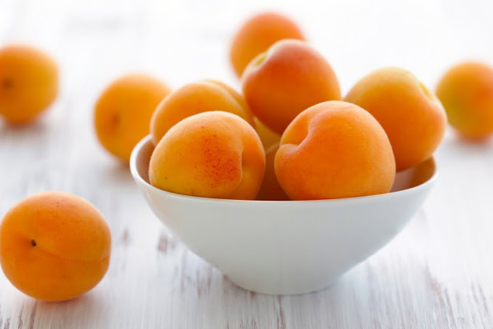Eating apricots while breastfeeding