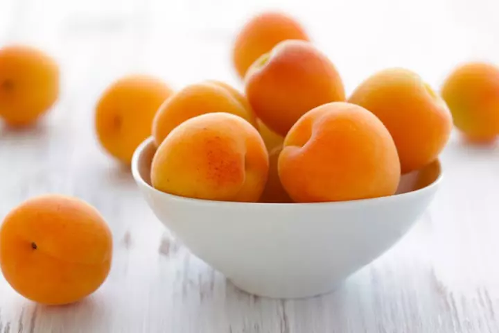 Eating apricots while breastfeeding