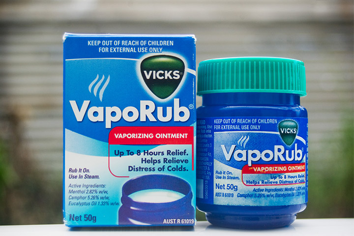 Applying Vicks VapoRub may help treat the affected nail