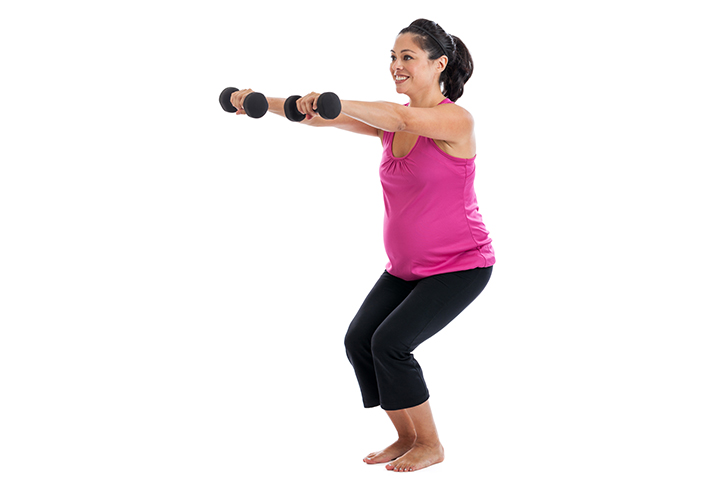 Exercice de squat avec haltères pendant la grossesse