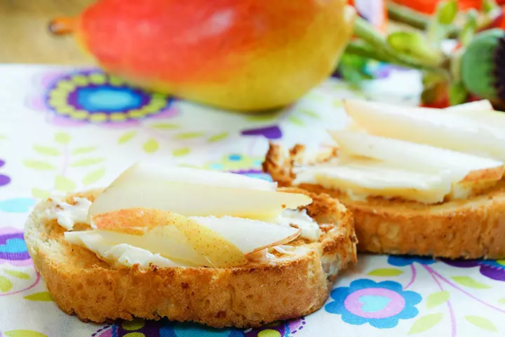 A pear and cheese sandwich, healthy meal during pregnancy