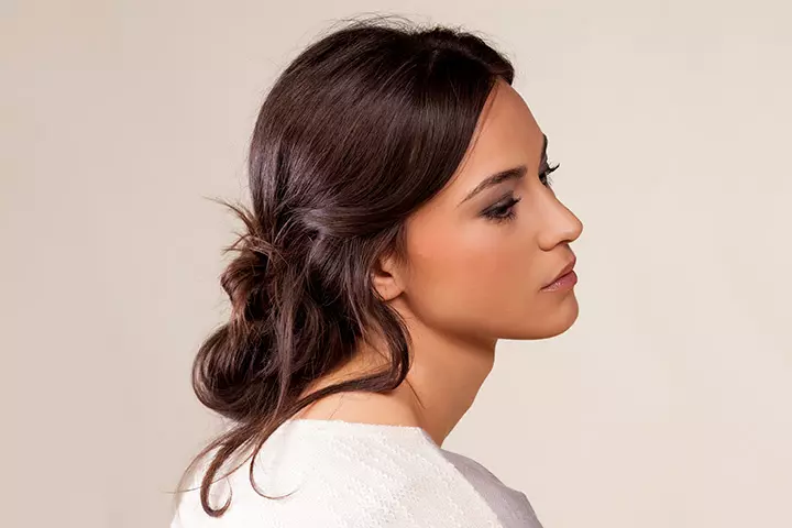 Messy side-bun hairstyle for pregnant women