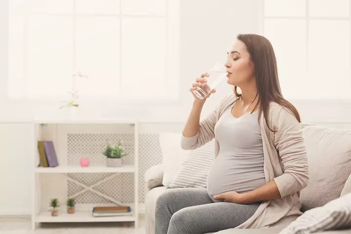 Stay hydrated to prevent body odor in pregnancy