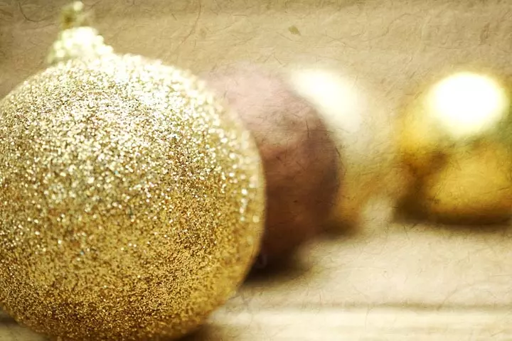 Glitter decorated ball Christmas craft for toddlers