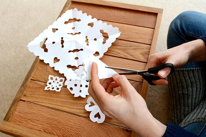 Paper Snowflakes Christmas tree craft for kids