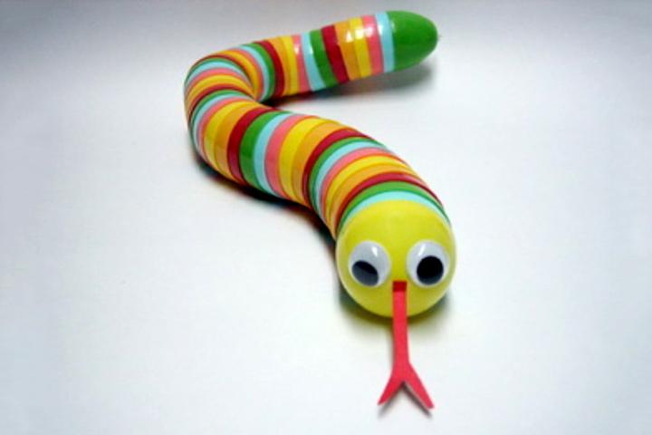 https://cdn2.momjunction.com/wp-content/uploads/2015/10/Plastic-Egg-Snake.jpg