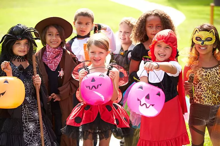 Trick or treat Halloween game for toddlers