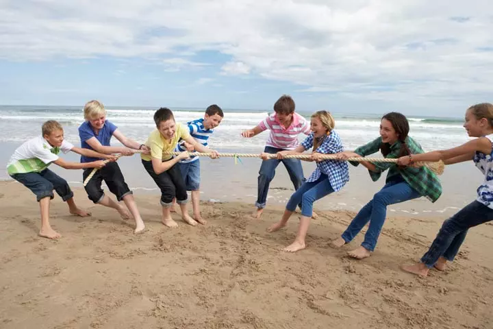 Teen team building activities, Tug-of-war