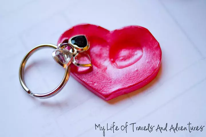 Personalized fingerprint key chain as Christmas gift for kids