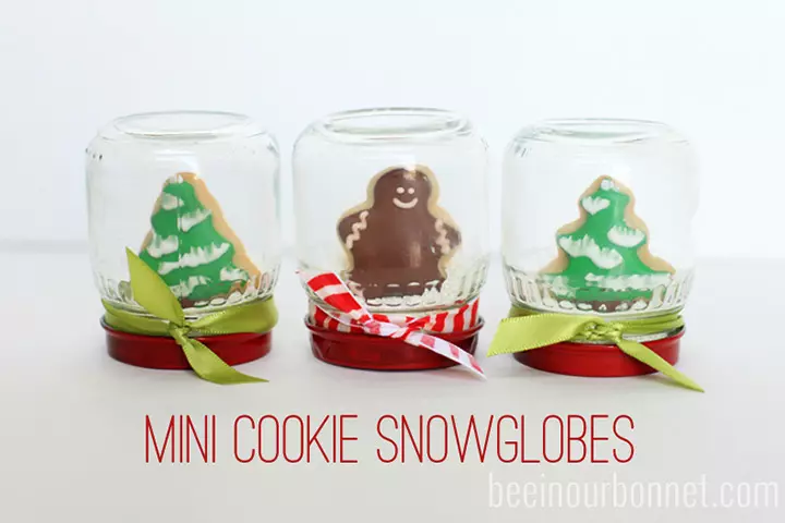 Mini cookie snow globe as Christmas gift for kids