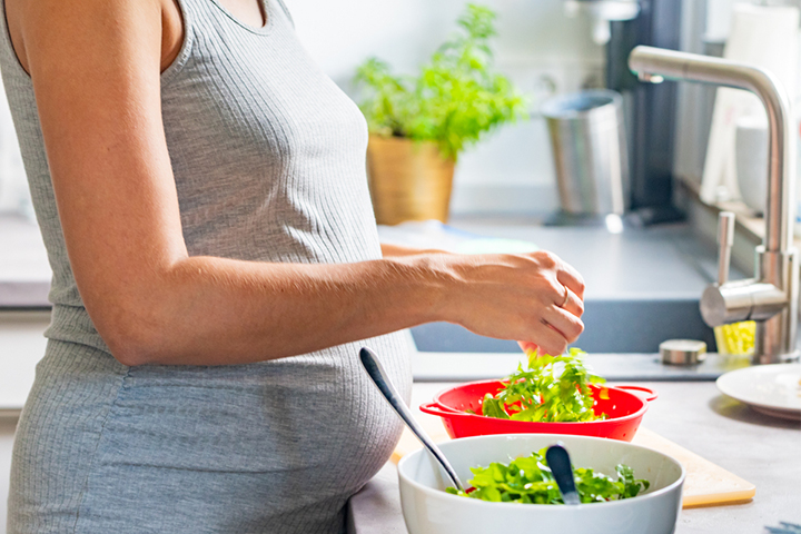 Wash lettuce well before consuming it during pregnancy
